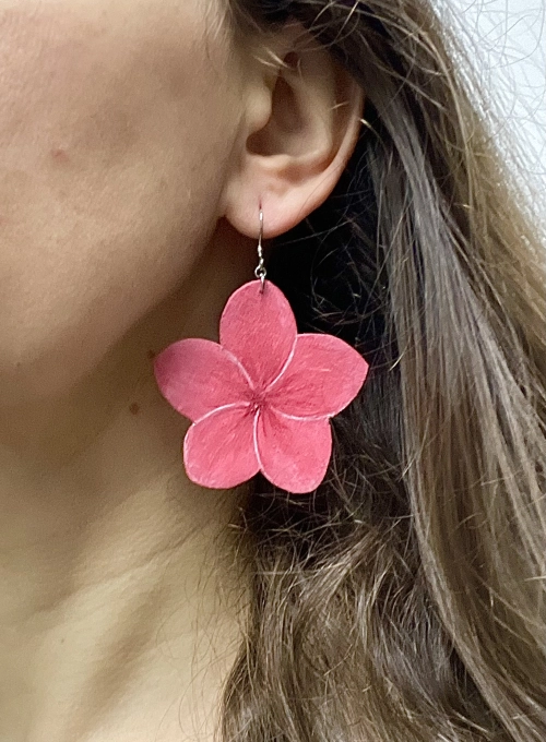Pink kézzel festett hawaii rózsa fülbevaló